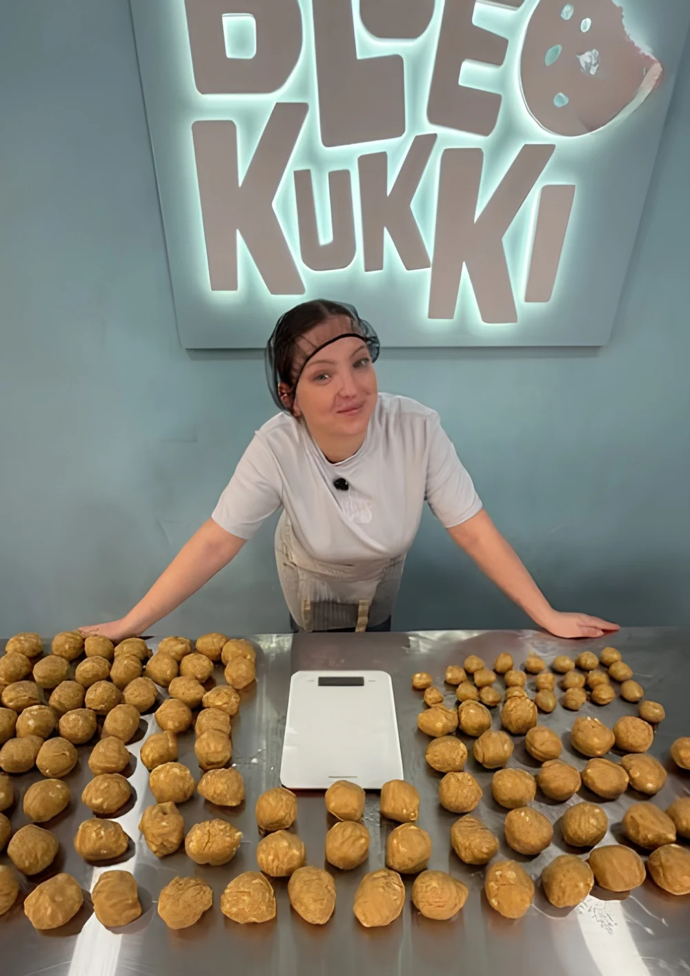 María pesando las bolas de masa de las kukkis en el obrador