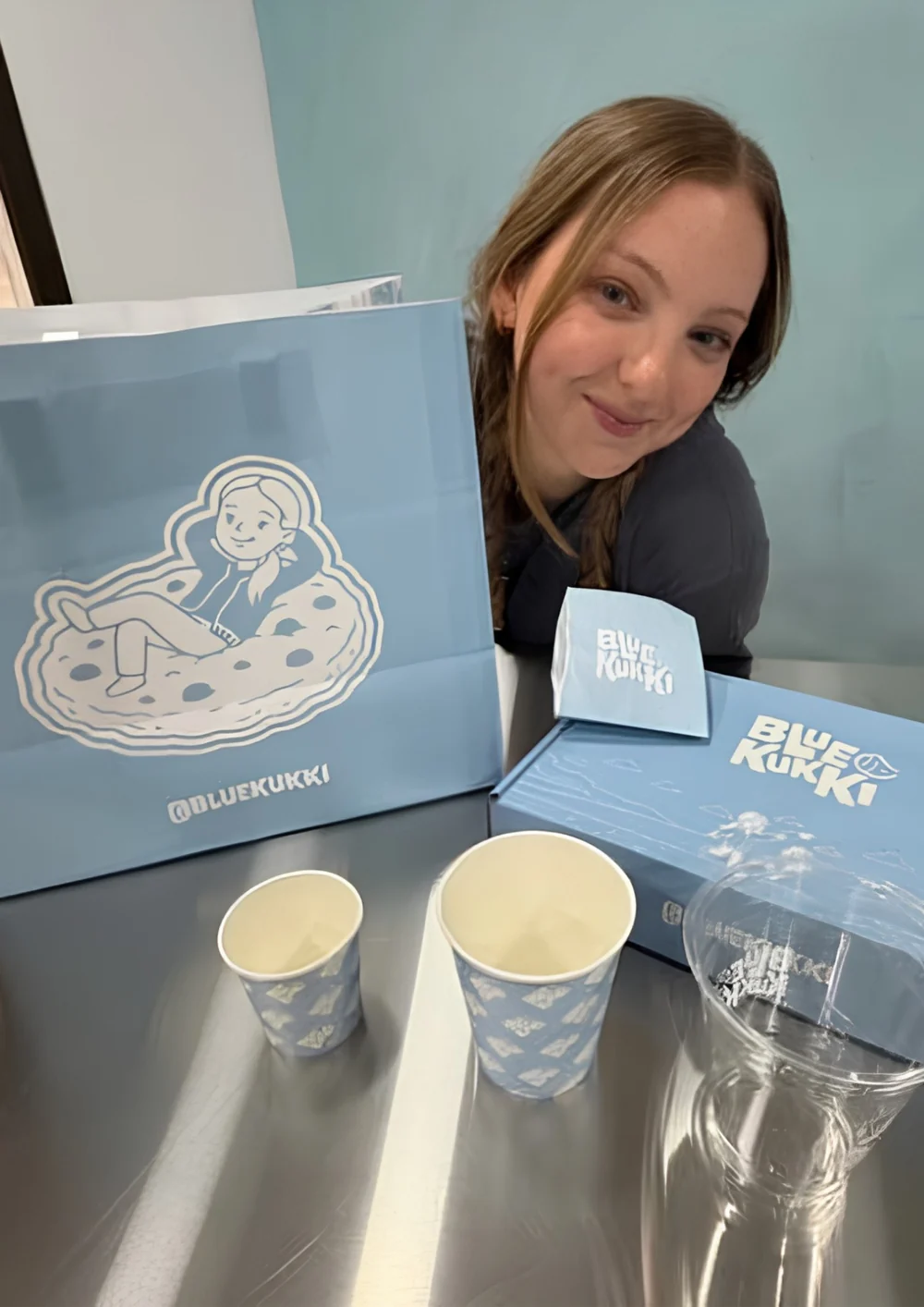María con la caja, las bolsas y los vasos de Blue Kukki