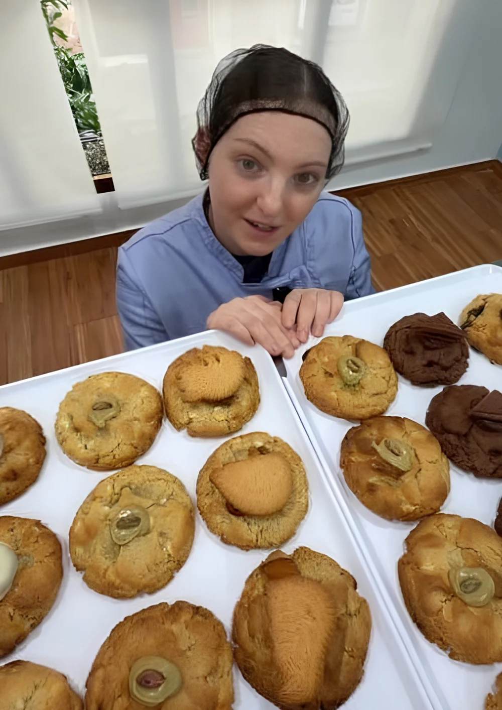 María con una bandeja de kukkis recién horneadas